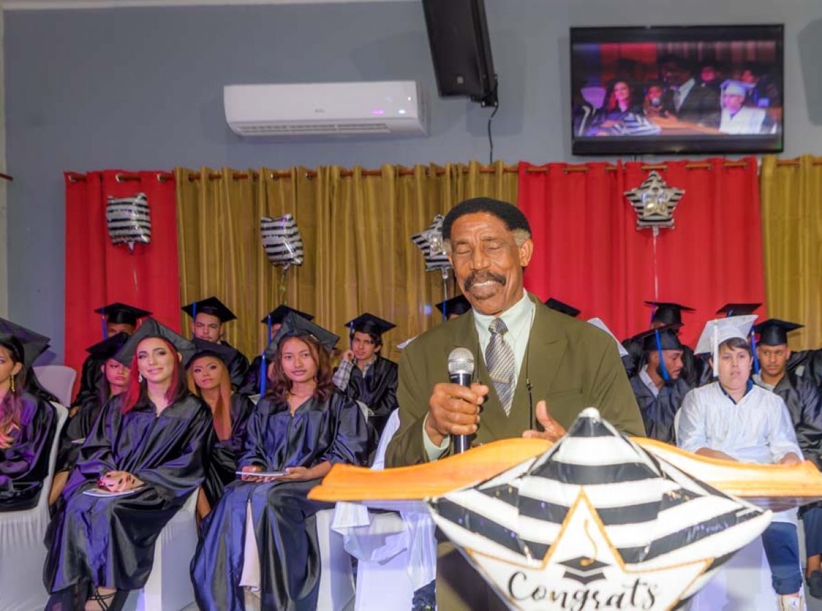 Ibero American High School a celebra e graduacion di 42 studiante